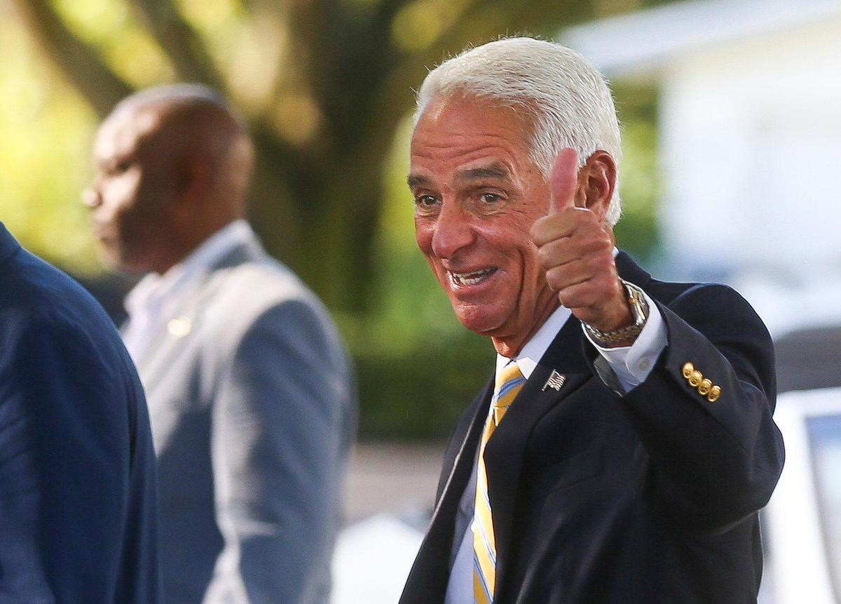 El representante federal Charlie Crist hace una señal positiva mientras camina hacia las urnas para votar el Día de las Elecciones, en la Gathering Church, el martes 23 de agosto de 2022, en St. Petersburg.