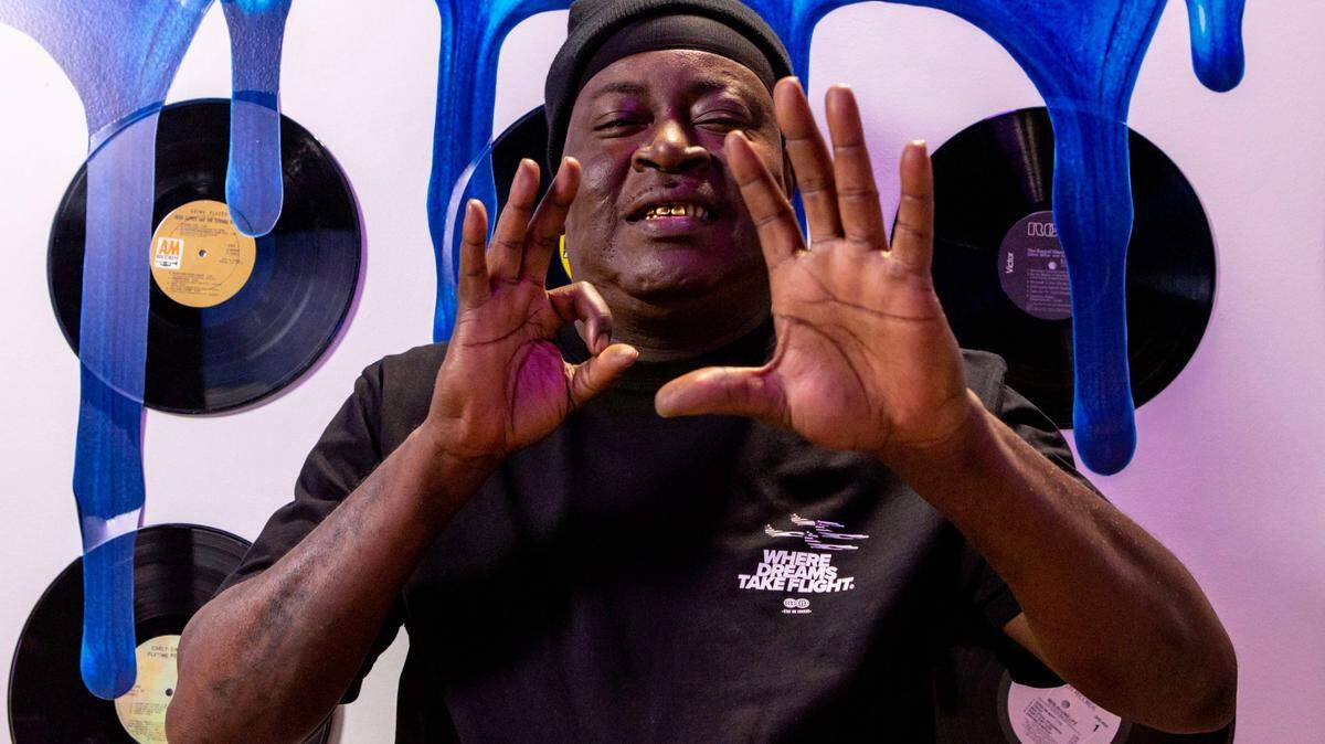 Trick Daddy, copresentador de la serie de cocina de YouTube 'I Got My Pots', posa tras la grabación de un episodio en un estudio de Oakland Park, Florida, el miércoles 19 de abril de 2022.