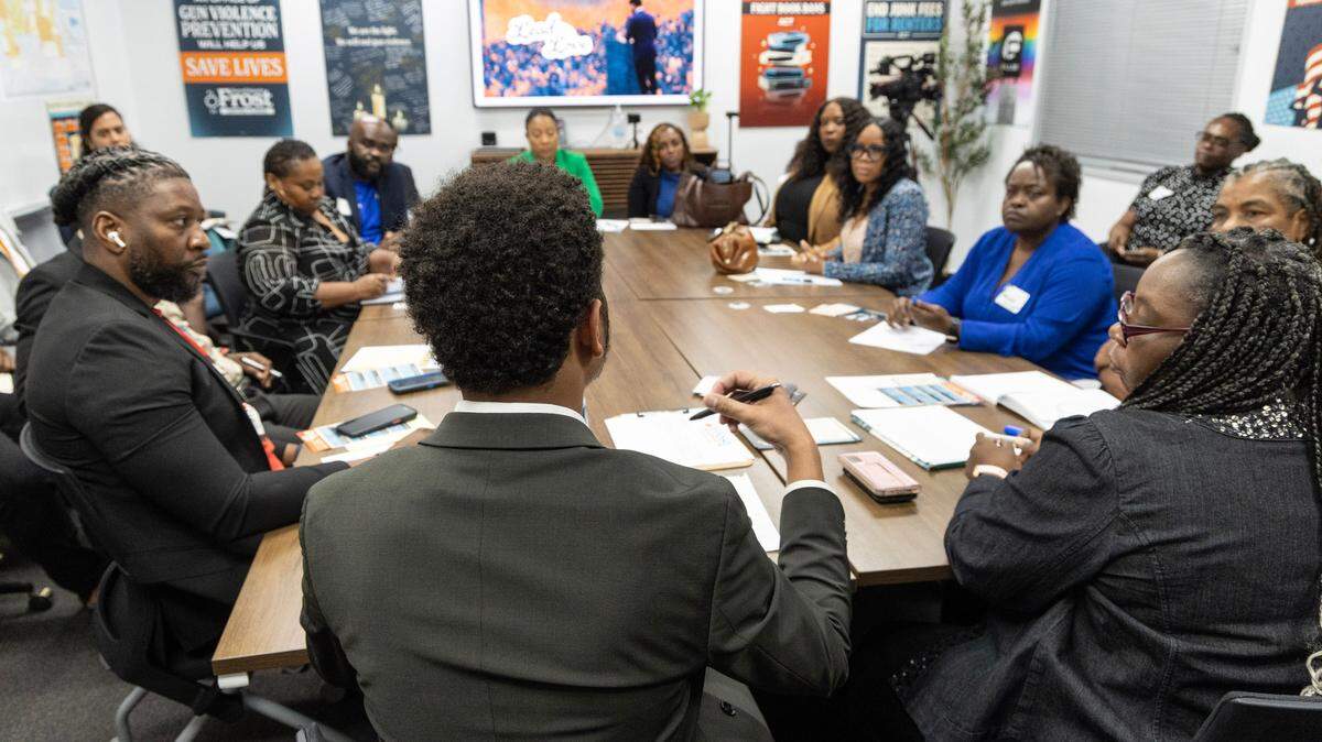 El representante federal Maxwell Alejandro Frost se dirige a la mesa redonda de proveedores de servicios y partes interesadas sobre la violencia y los disturbios actuales en Haití que están afectando profundamente a las familias haitianas en el centro de la Florida, en Orlando, Florida, el martes 26 de marzo de 2024. (Willie J. Allen Jr./Orlando Sentinel)