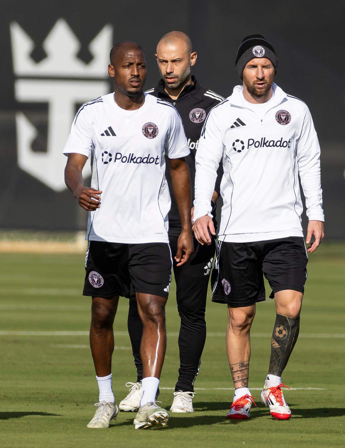 El entrenador del Inter Miami, Javier Mascherano, Fafa Picault (izq.) y Lionel Messi durante la práctica del equipo en el Florida Blue Training Center, el 13 de enero de 2025, en Fort Lauderdale, Florida.