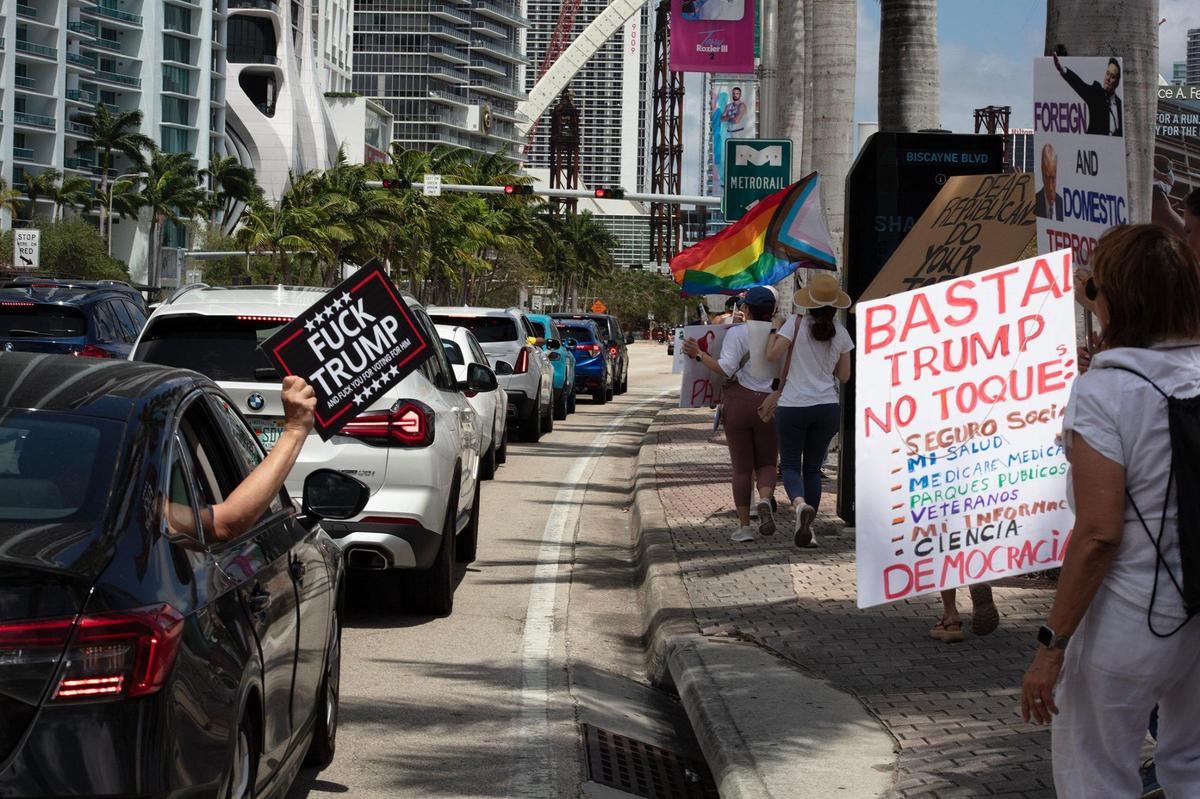 Manifestantes se reúnen en la Antorcha de la Amistad en Miami, Florida, el sábado 5 de abril de 2025, durante la manifestación ‘¡Quita tus manos! Miami responde’, en rechazo a las políticas del presidente Donald Trump y su asesor principal, Elon Musk.