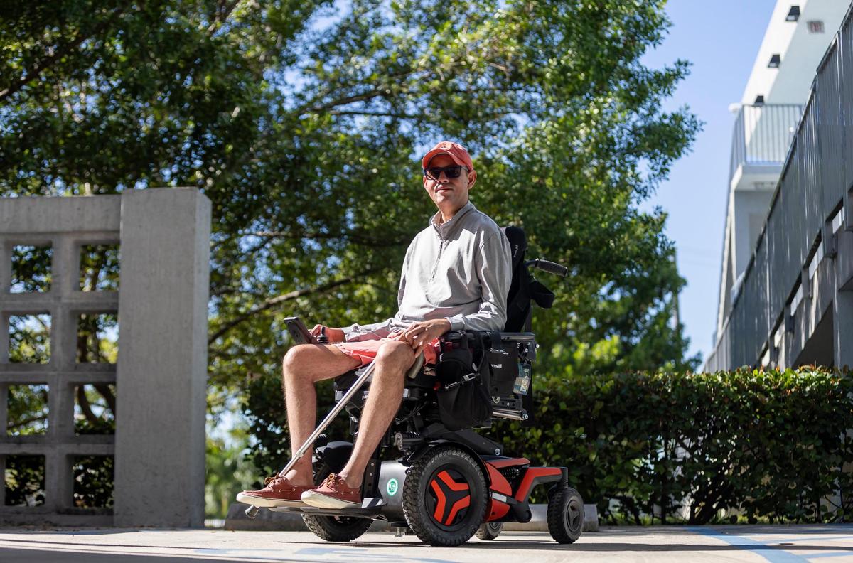 Gabriel Vergara, quien vive con distrofia muscular, fotografiado a la entrada de su edificio de apartamentos, el sábado 23 de noviembre de 2024 en Hialeah.