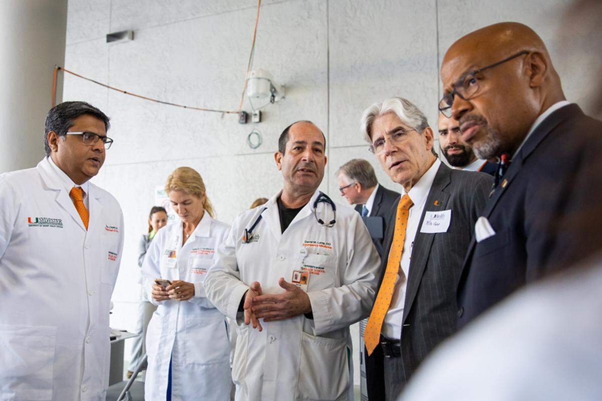 El presidente de la Universidad de Miami, Julio Frenk, con corbata naranja, discute sobre el aumento de la demanda durante la pandemia de coronavirus con los doctores de la Facultad de Medicina Miller de UM en el campus médico.