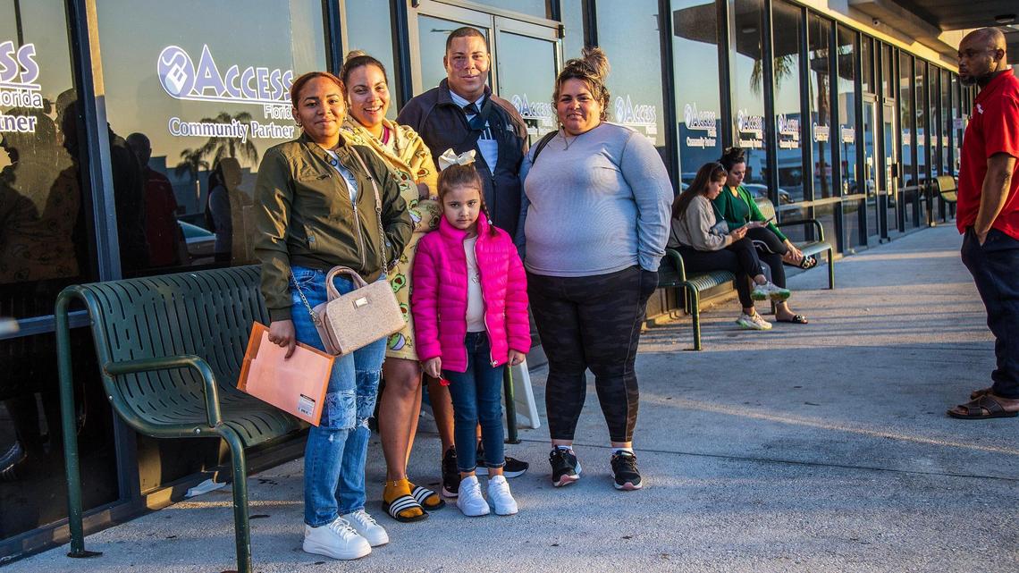 Areimy Montilla (segunda desde la izquierda) posó con su familia de inmigrantes cubanos que llegaron recientemente desde la izquierda: Yulian Musderien, Ana Laura Montilla, 5 años, Joseliel Montilla y Tatiana Valdez Roque, mientras hacen fila afuera de las oficinas de Niños y Familias de Hialeah ubicadas en 3805 W 20th Ave, buscando recibir algunos beneficios. Una gran afluencia de migrantes está llegando al condado de Miami-Dade después de ingresar a los Estados Unidos a través de la frontera con México, el miércoles 14 de febrero de 2024.