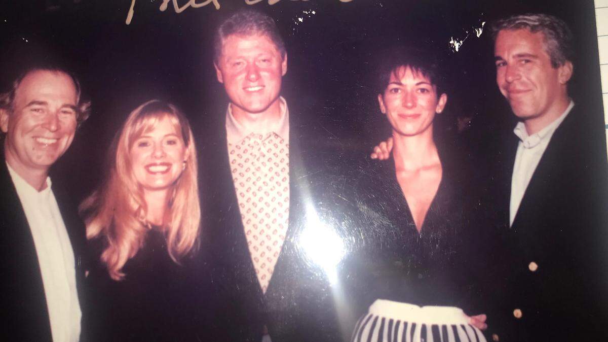 Fotografía sin fecha en la que aparecen Bill Clinton, Jeffrey Epstein y Ghislaine Maxwell, incluida en la documentación entregada por el patrimonio de Epstein al Comité de Supervisión de la Cámara de Representantes.