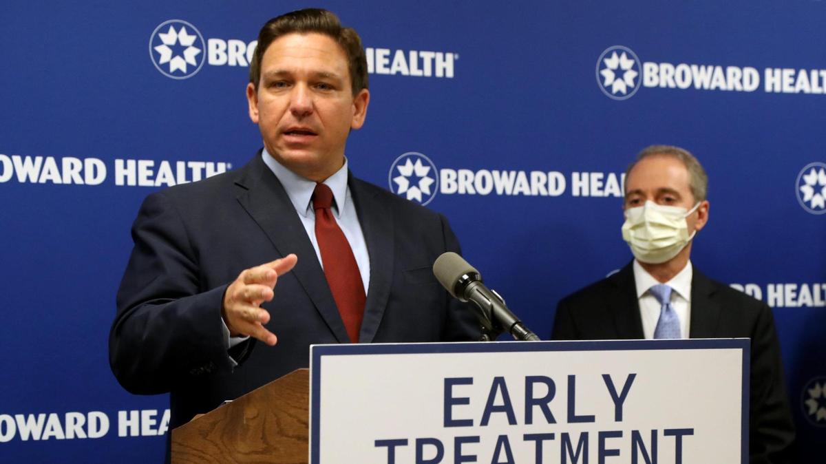 El gobernador de la Florida, Ron DeSantis, habla sobre los tratamientos con anticuerpos monoclonales para el COVID-19 el jueves 16 de septiembre de 2021, en una conferencia de prensa celebrada en el Broward Health Medical Center de Fort Lauderdale.