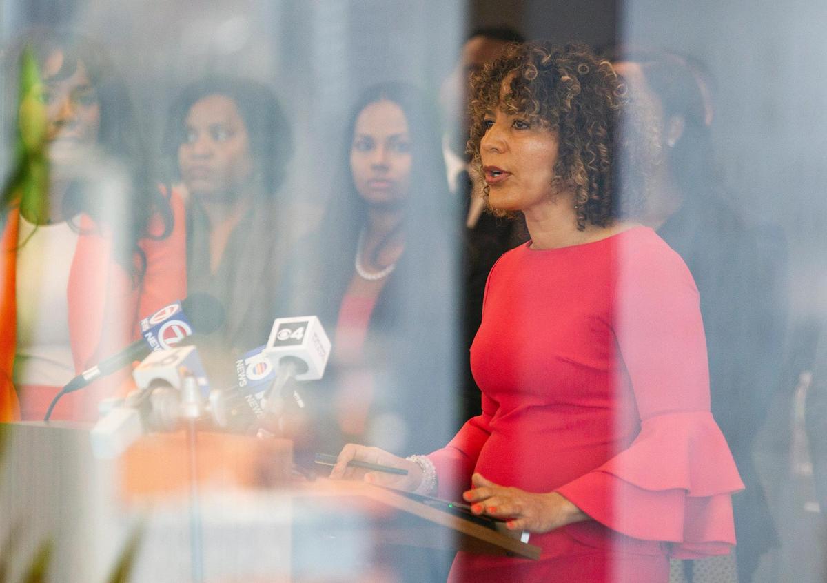 Bacardi Jackson, subdirectora legal interina del Grupo de Práctica de Derechos del Niño del Southern Poverty Law Center, habla durante una conferencia de prensa en Carlton Fields, el martes 27 de junio de 2023, en Miami, Florida.