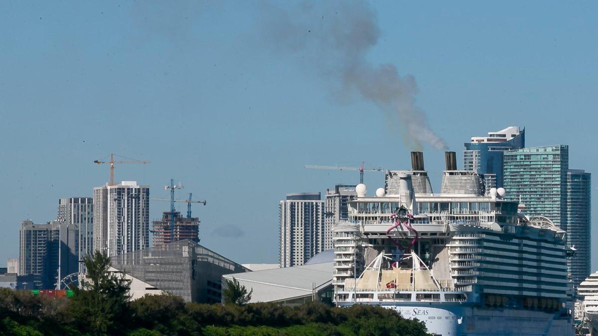 Las chimeneas del Harmony of the Seas de Royal Caribbean emiten humo mientras el crucero está atracado en PortMiami, el miércoles 20 de enero de 2021. El puerto de Miami-Dade está a punto de disponer de "electricidad en tierra" que permitirá a algunos cruceros conectarse al sistema eléctrico de Miami y apagar sus motores mientras están atracados.