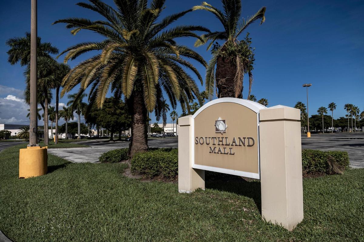 Una de las entradas de autos a Southland Mall en Cutler Bay, la Florida.