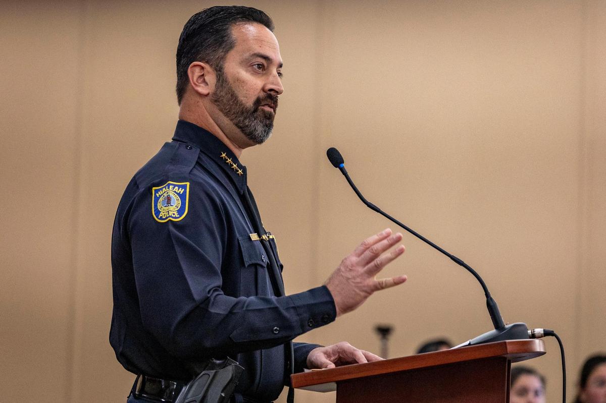 Hialeah, Florida, 26 de febrero de 2024 - El jefe George Fuentes del Departamento de Policía de Hialeah habla durante su presentación en la Cámara del Consejo de Hialeah. El alcalde Esteban Bovo, Jr. y el Concejo Municipal organizaron un Foro de Inmigración donde diferentes departamentos de la ciudad discutieron cómo la afluencia de inmigración ha impactado a la ciudad de Hialeah y los servicios que brinda a los residentes. El Jefe de Policía, George Fuente, enfatizó el aumento de llamadas relacionadas con servicios como un claro indicador de una población en crecimiento, afirmando: “Esa es una señal obvia de que tenemos muchas más personas viviendo o visitando la Ciudad de Hialeah”.