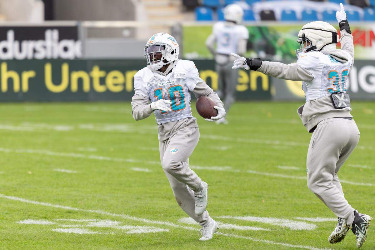 02 November 2023, Hesse, Frankfurt/Main: American Football: NFL, Before the season game Kansas City Chiefs against Miami Dolphins in Frankfurt: Wide receiver Tyreek Hill with a running play and Alec Ingold (r). Photo: Jürgen Kessler/dpa/Sipa USA