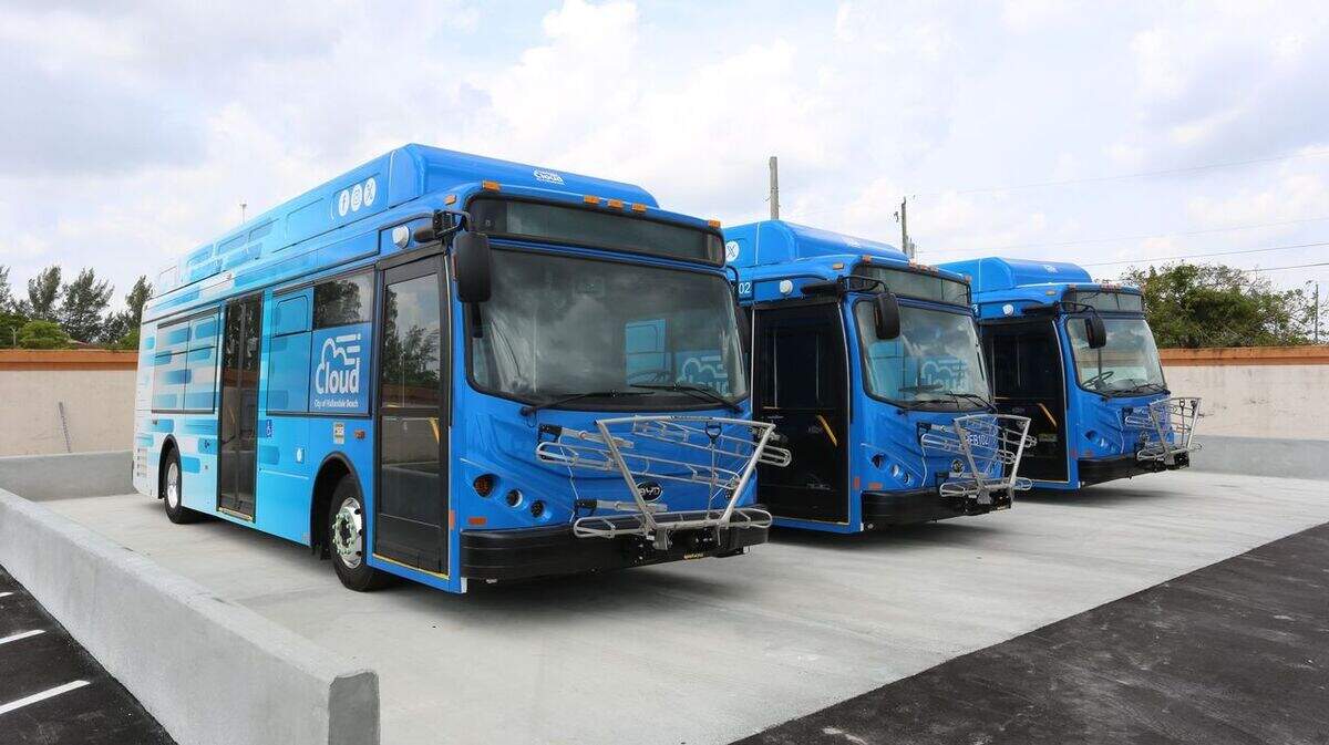 Los autobuses de The Cloud ofrecen un viaje sin emisiones, con WiFi y más asientos y espacio para estar de pie que los anteriores autobuses de la ciudad. Los nuevos autobuses no solo reducen el tiempo de espera de una hora a la mitad, sino que amplían las rutas.