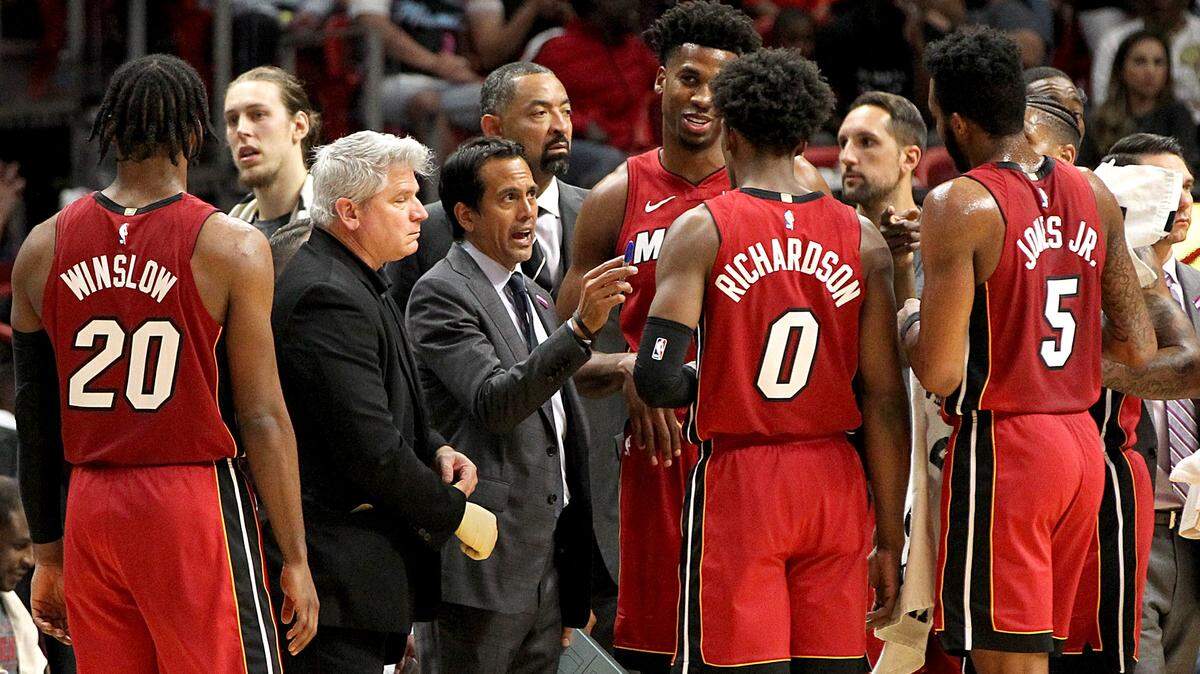 El entrenador del Heat Erik Spoelstra, habla con sus jugadores en el cuarto parcial ante los Cavaliers este viernes en el American Airlines Arena.