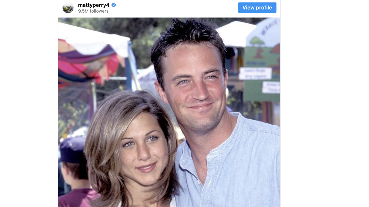 Matthew Perry and Jennifer Anniston together at an event.