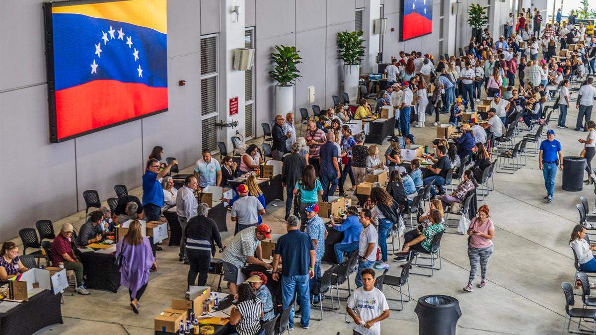 Miles de venezolanos exiliados participaron en las elecciones primarias para elegir al candidato de la oposición para las elecciones presidenciales del próximo año, en Miami Dade College (MDC) West Campus, en Doral, el domingo 22 de octubre de 2023.