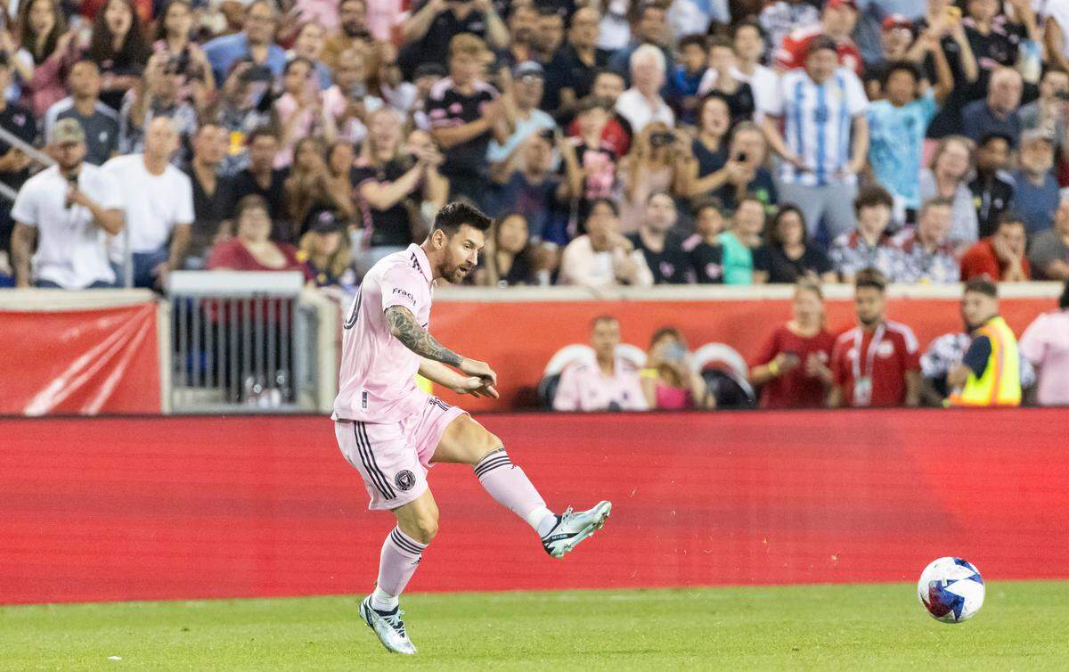 El delantero del Inter Miami Lionel Messi  pasa el balón contra los New York Red Bulls en la segunda mitad del partido de la MLS, celebrado el 26 de agosto de 2023 en Harrison, Nueva Jersey.