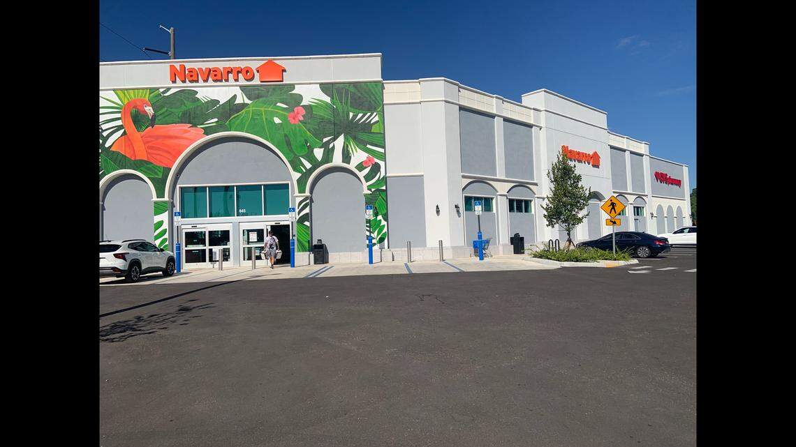 What water and sewage problems persist at a Navarro Pharmacy in Hialeah?