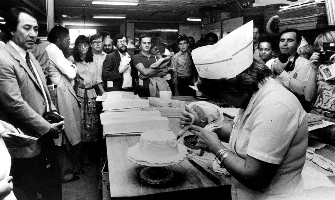 A cake decorator at work at Los Pinos Nueves bakery in 1981.