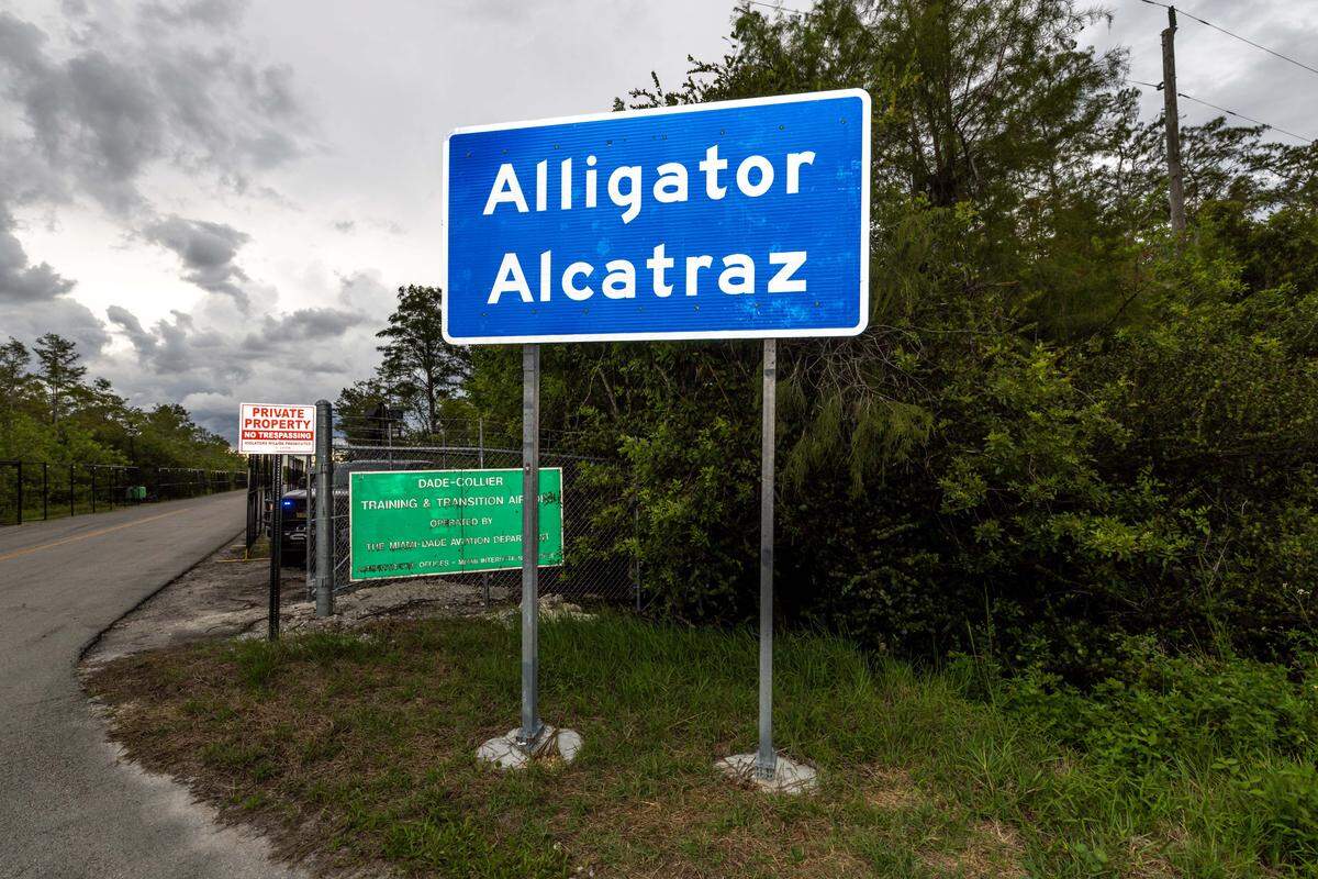 Señalización a la entrada de Alligator Alcatraz el domingo 17 de agosto de 2025, en Ochopee, Florida.