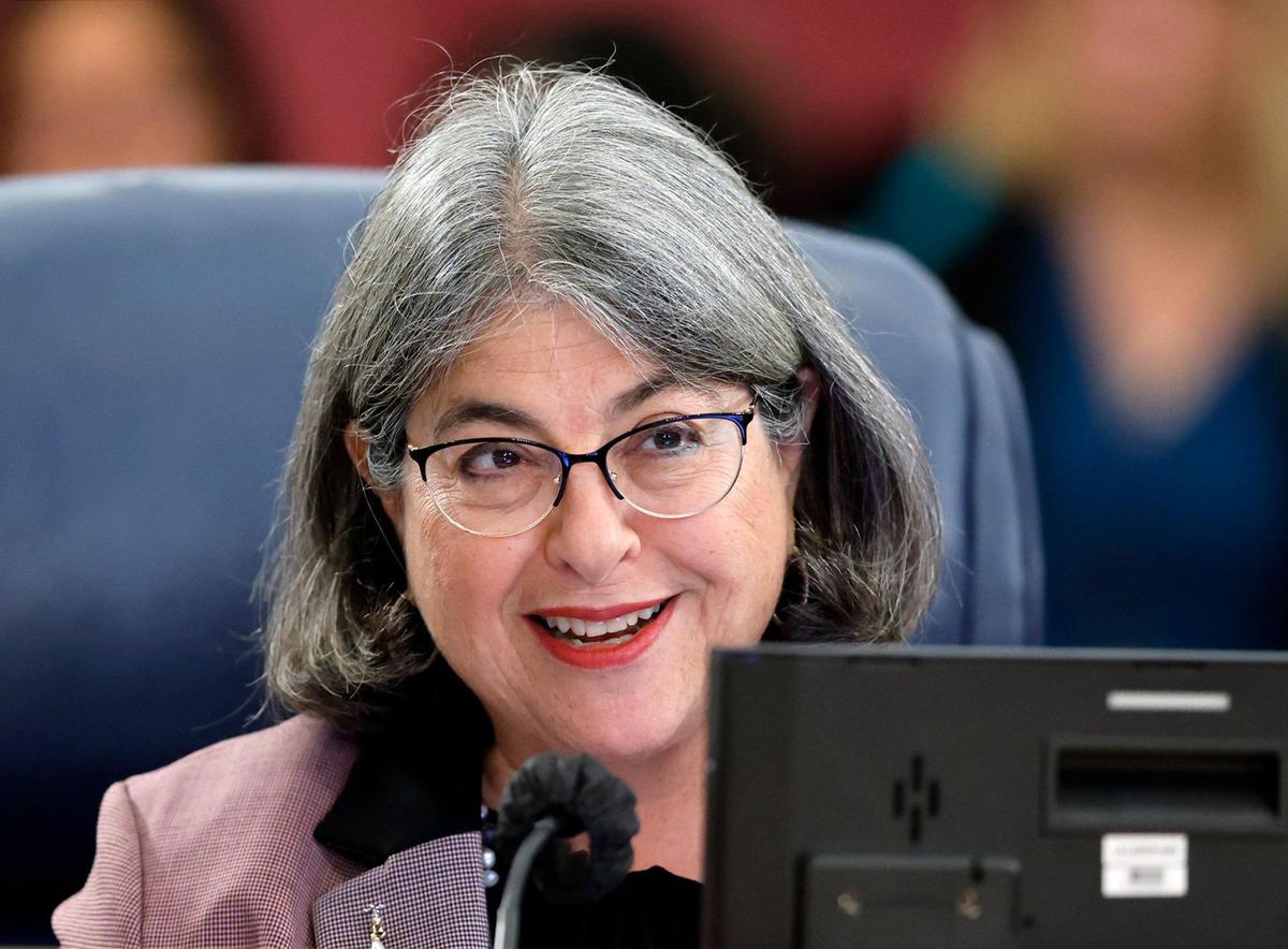 La alcaldesa de Miami-Dade, Daniella Levine Cava, recomienda dos operaciones inmobiliarias para crear nuevos centros gubernamentales en zonas suburbanas del condado: uno en South Miami-Dade y otro en West Miami-Dade.