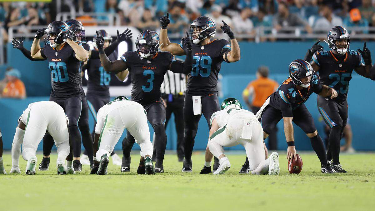 The Miami Dolphins gesture at the line of scrimmage during the game against the New York Jets in their NFL game at Hard Rock Stadium in Miami Gardens, Florida, on Monday, September 29, 2025. 