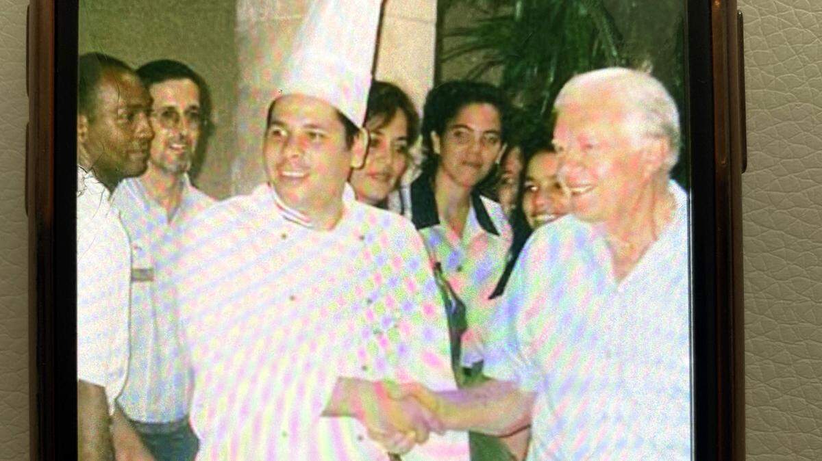 Former President Jimmy Carter shakes hands with chef Williams Tejeda Santana during Carter’s visit to Havana, Cuba, in 2002.