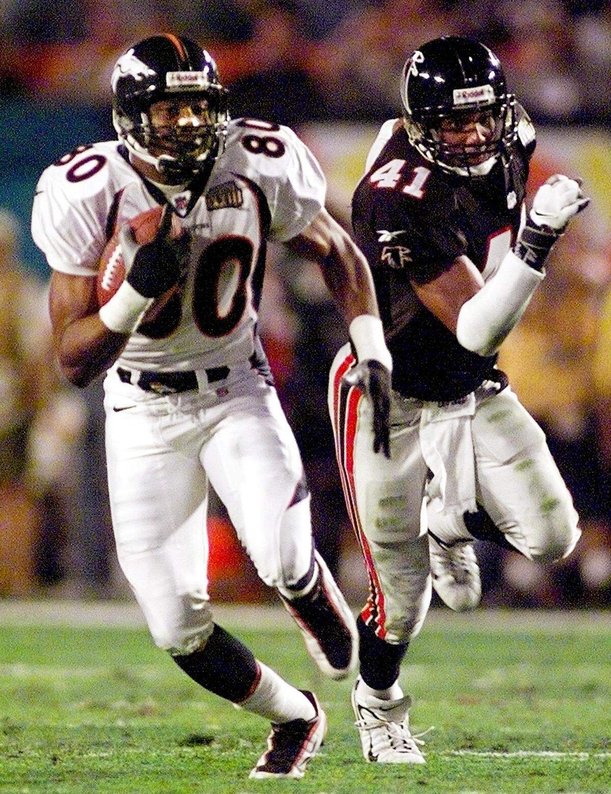 MIAMI, : Denver Broncos wide receiver Rod Smith (L) scores on an 80-yard touchdown pass play in front of Atlanta Falcons defender Eugene Robinson in first half action against the Atlanta Falcons during the Super Bowl XXXIII 31 January at Pro Player Stadium in Miami, FL. (ELECTRONIC IMAGE) AFP PHOTO/Tony RANZE (Photo credit should read TONY RANZE/AFP/Getty Images)
