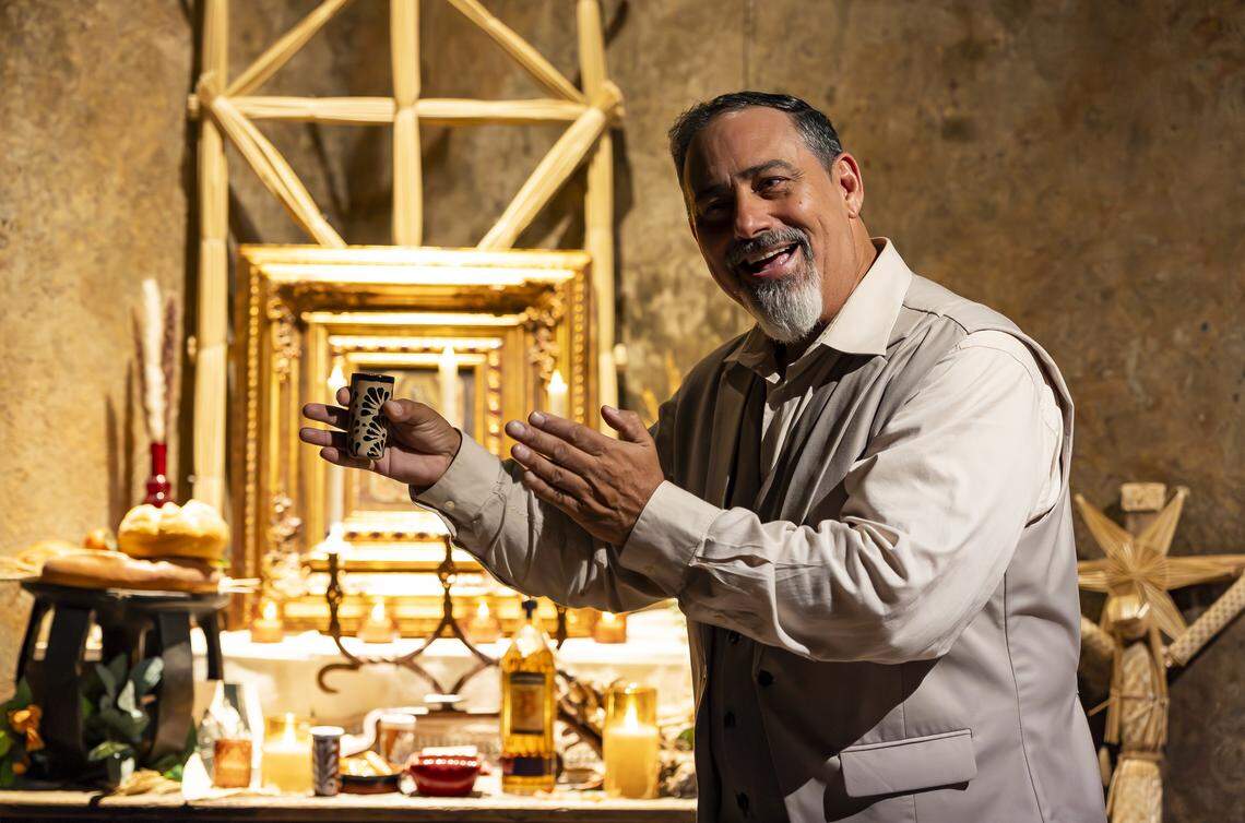 René Laván, interpretando a Lázaro Gallardo, conversa con los visitantes durante su recorrido por Tequila Town, una experiencia inmersiva en Factory Town que transporta a los visitantes en un viaje cinematográfico y multisensorial a través de la historia, la artesanía y la cultura del agave y el tequila.