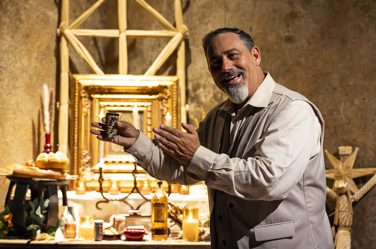 René Laván, interpretando a Lázaro Gallardo, conversa con los visitantes durante su recorrido por Tequila Town, una experiencia inmersiva en Factory Town que transporta a los visitantes en un viaje cinematográfico y multisensorial a través de la historia, la artesanía y la cultura del agave y el tequila.