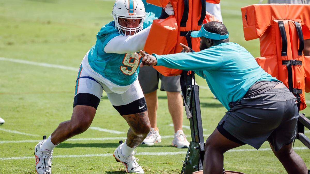 Miami Dolphins defensive tackle Da’Shawn Hand (93) runs through practice drills at the Baptist Health Training Complex in Miami Gardens, Florida on Wednesday, June 5, 2024.