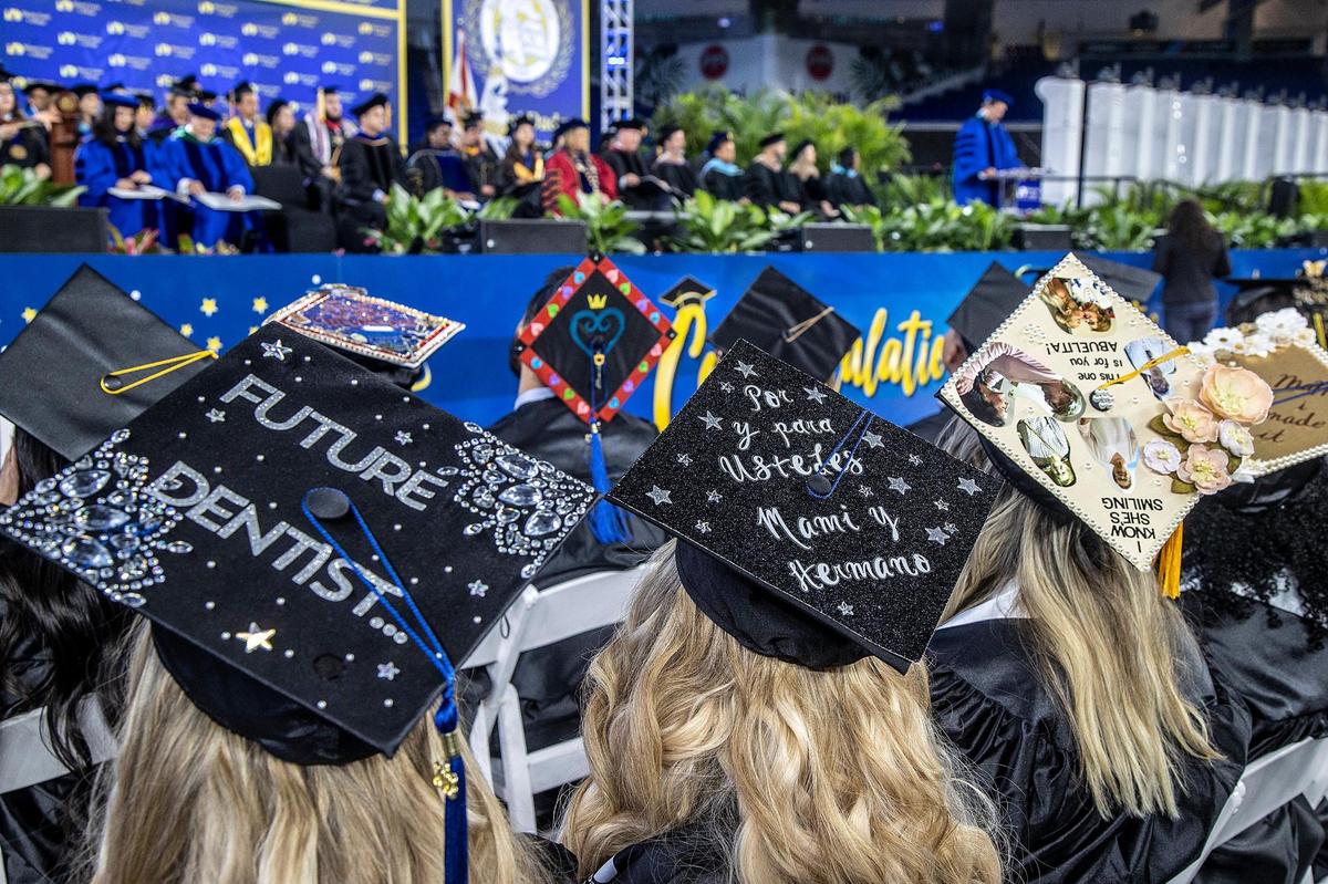 El sábado 22 de abril de 2023, los estudiantes de MDC decoraron sus borlas para asistir a su Ceremonia de Graduación en loanDepot Park, en donde el fundador y presidente ejecutivo de Citadel, Ken Griffin, anunció su donación de $20 millones a MDC para establecer el Fondo de Becas Griffin, que acelerará nuestra misión de garantizar que cada estudiante tenga un camino hacia la movilidad económica.