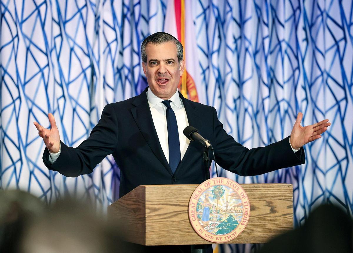 El alcalde de Miami Beach, Steven Meiner, habla durante una conferencia de prensa en South Beach, en la cual el gobernador de la Florida, Ron DeSantis, firmó el proyecto de ley 1365 de la Cámara relacionado con la indigencia, el martes 20 de marzo de 2024.