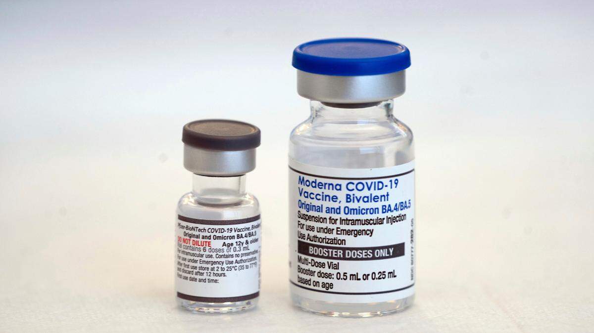 How many U.S. adults plan on getting an updated COVID-19 booster vaccine dose?
