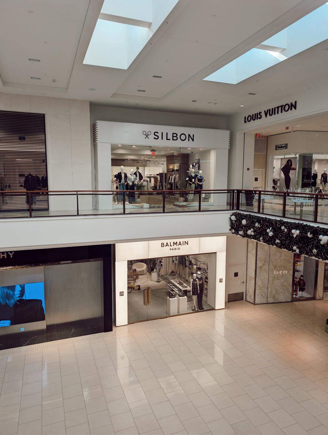 Silbon, a clothing brand from Córdoba, Spain with a cult following and more than 150 stores across Europe and Mexico, opened its first and only U.S. location at Aventura Mall on Dec. 4, 2025.