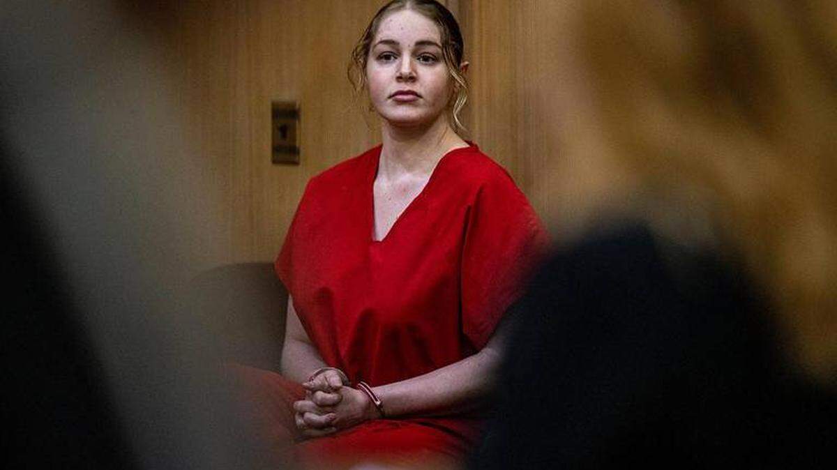 La modelo de OnlyFans Courtney Clenney, acusada de matar a su novio Christian Obumseli en un condominio de Miami en abril de 2022. El jueves 11 de julio de 2024, los fiscales retiraron los cargos de hackeo contra ella y sus padres.