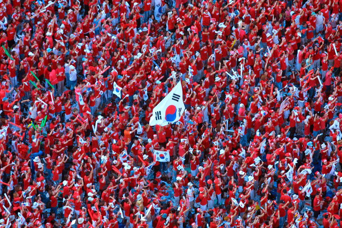 SEOUL, SOUTH KOREA - JUNE 25:  Tens of thousands of South Korean soccer fans gather to watch a telecast of the World Cup semi-final match between South Korea and Germany June 25, 2002 in central Seoul, South Korea. Germany beat South Korea 1-0 reach the World Cup final for a seventh time.  (Photo by Chung Sung-Jun/Getty Images )