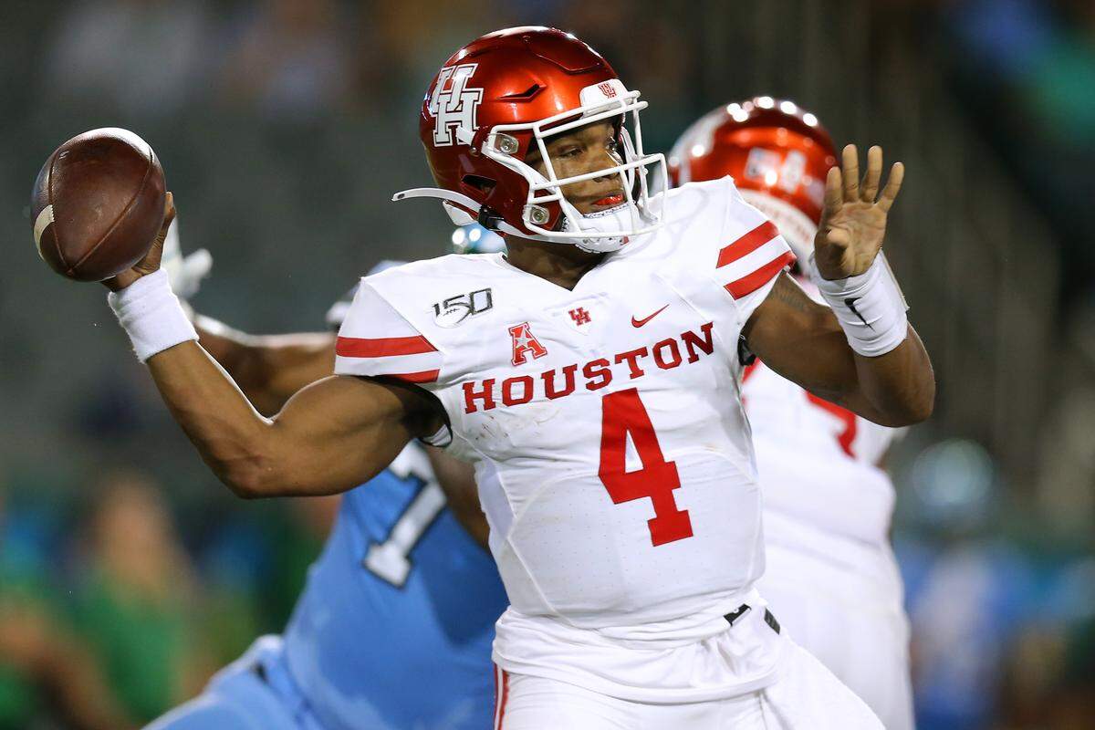 NEW ORLEANS, LOUISIANA - SEPTEMBER 19: D’Eriq King #4 of the Houston Cougars throws the ball during the first half of a game against the Tulane Green Wave at Yulman Stadium on September 19, 2019 in New Orleans, Louisiana. (Photo by Jonathan Bachman/Getty Images)