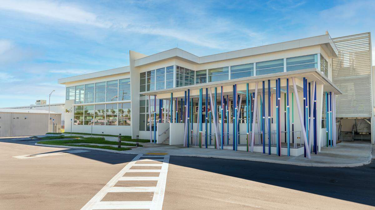 El exterior del centro de carga aérea de FedEx, de 282,000 pies cuadrados, en el Aeropuerto Internacional de Miami.