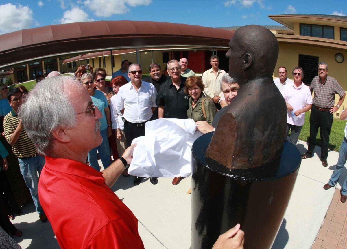 (Richard Turcotte), de Catholic Charities, junto con otros ex veteranos de la Operación Pedro Pan, aparece en junio de 2009 desvelando un busto en honor al difunto monseñor Bryan Walsh, uno de los sacerdotes más famosos del sur de la Florida y padre de la Operación Pedro Pan, que trajo a miles de menores no acompañados a Estados Unidos desde la Cuba comunista entre 1960 y 1962.