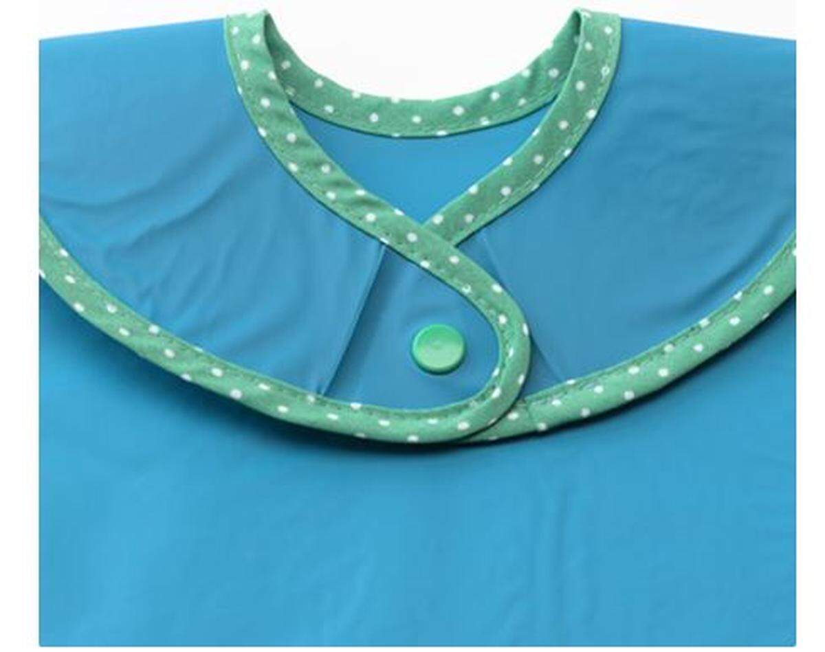 The back of the bibs with the problematic snap