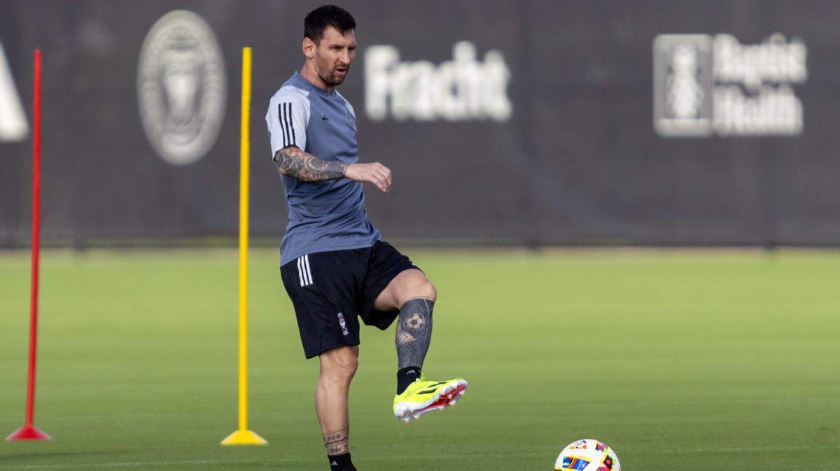 Lionel Messi patea el balón durante la práctica con el Inter Miami, el 13 de enero de 2024 en el Florida Blue Training Center en Fort Lauderdale, Florida.
