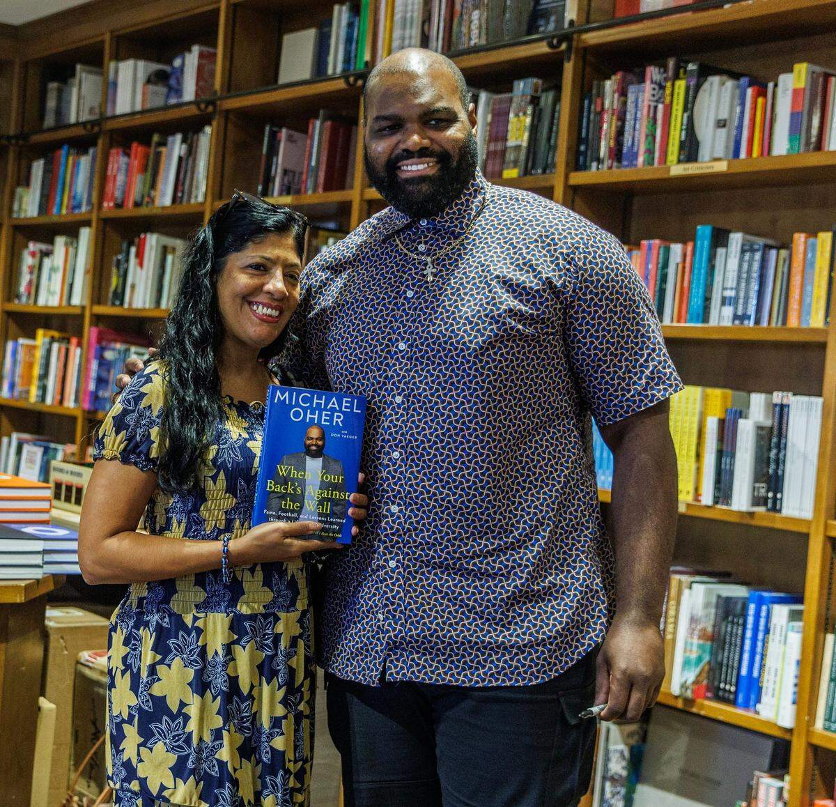El autor Michael Oher posa con Margarita Franco, después de autografiar su libro titulado 'When Your Back's Against the Wall: Fame, Football, and Lessons Learned through a Lifetime of Adversity' en Books &amp; Books, en Coral Gables, el miércoles 23 de agosto de 2023.