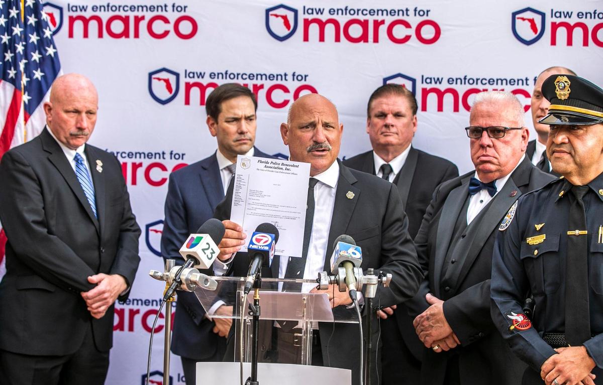 John Kazanjian, presidente de PBA, anuncia el respaldo de sus miembros al senador de los Estados Unidos, Marco Rubio, para la próxima carrera por el Senado de la Florida en noviembre de 2022 contra el contendiente demócrata Representante Val Demings. El anuncio tuvo lugar durante la Gala de Premios de la Policía del sur de la Florida 2022, en Trump National Doral Miami en Doral, el sábado 21 de mayo de 2022.