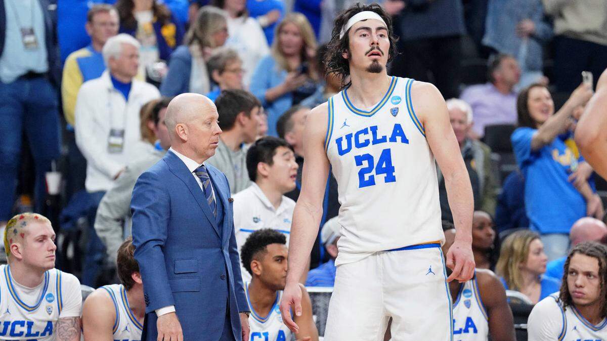 El delantero de UCLA Jaime Jaquez Jr en un juego contra Gonzaga junto a su entrenador Mick Cronin esta temporada en el T-Mobile Arena.