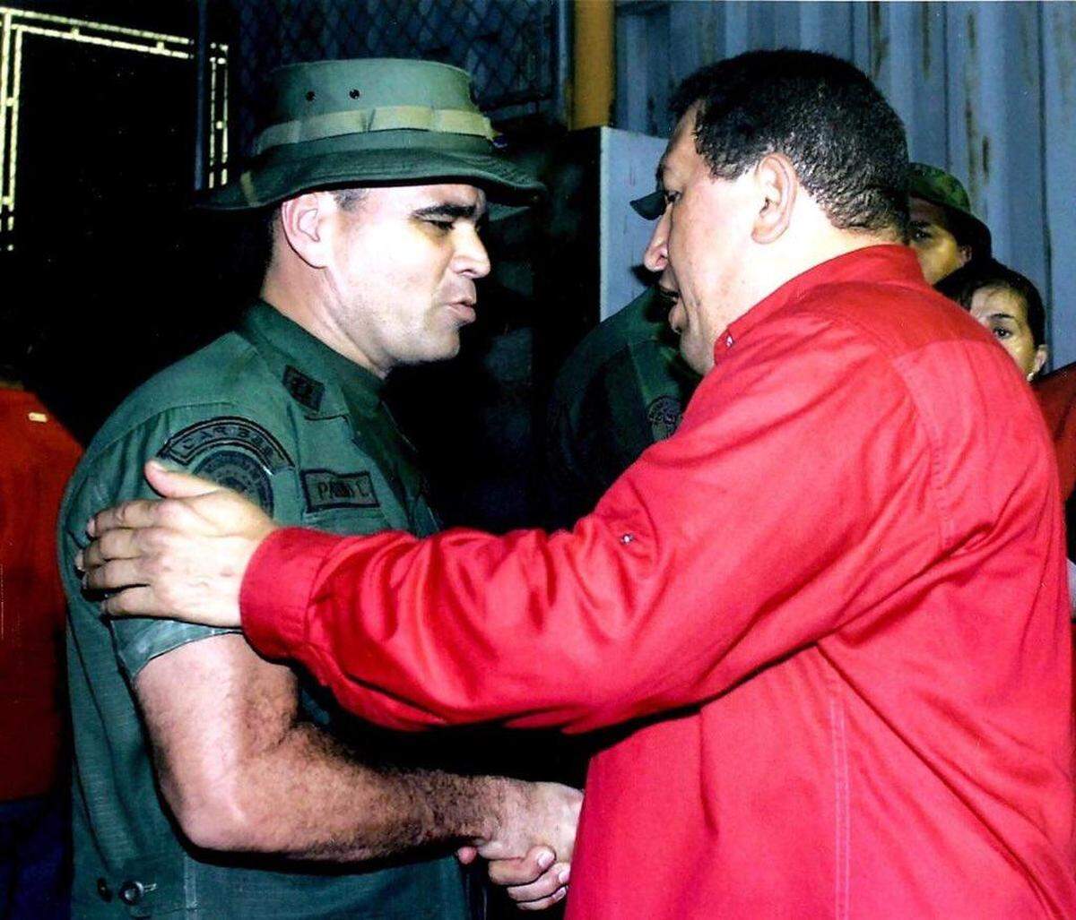 El general Vladimir Padrino López y el difunto gobernante de Venezuela, Hugo Chávez.