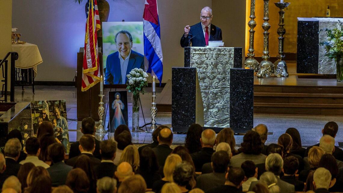 ‘Never stopped fighting for freedom’: Hundreds honor Lincoln Díaz-Balart at memorial mass