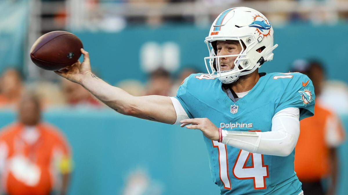 El quarterback de los Dolphins Quinn Ewers pasa el ovoide en el partido contra los Buccaneers de Tampa Bay, celebrado el 28 de diciembre de 2025 en el Hard Rock Stadium en Miami Gardens, Florida.  