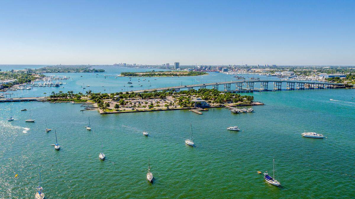 Head on out a picturesque snorkeling excursion from Blue Heron Bridge.
