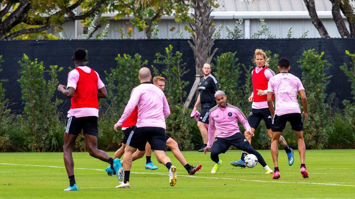 Los jugadores del Inter Miami CF realizan ejercicios en el centro de entrenamiento del Inter Miami CF en Fort Lauderdale, el jueves 20 de enero de 2022.