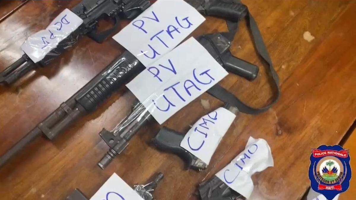 La Policía Nacional de Haití muestra armas incautadas en operaciones recientes realizadas por unidades especializadas. Cada arma lleva la etiqueta que indica qué unidad incautó las armas. Desde el 29 de febrero de 2024, policías trabajan sin descanso para repeler los ataques de las pandillas. Al menos ocho han muerto.
